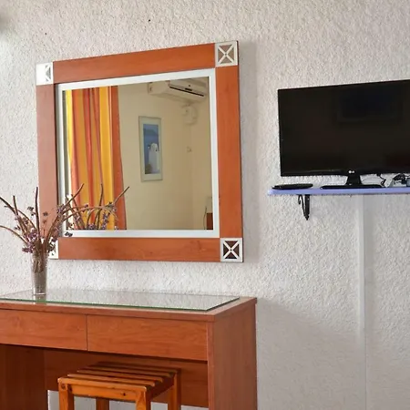 Apart Otel Mamouzelos 2*